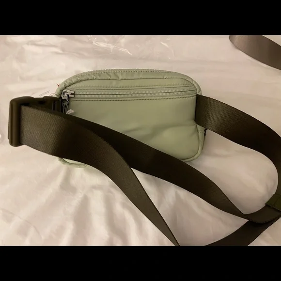 Lululemon team Canada limited edition everywhere quilted belt bag sage unisex - Picture 8 of 9